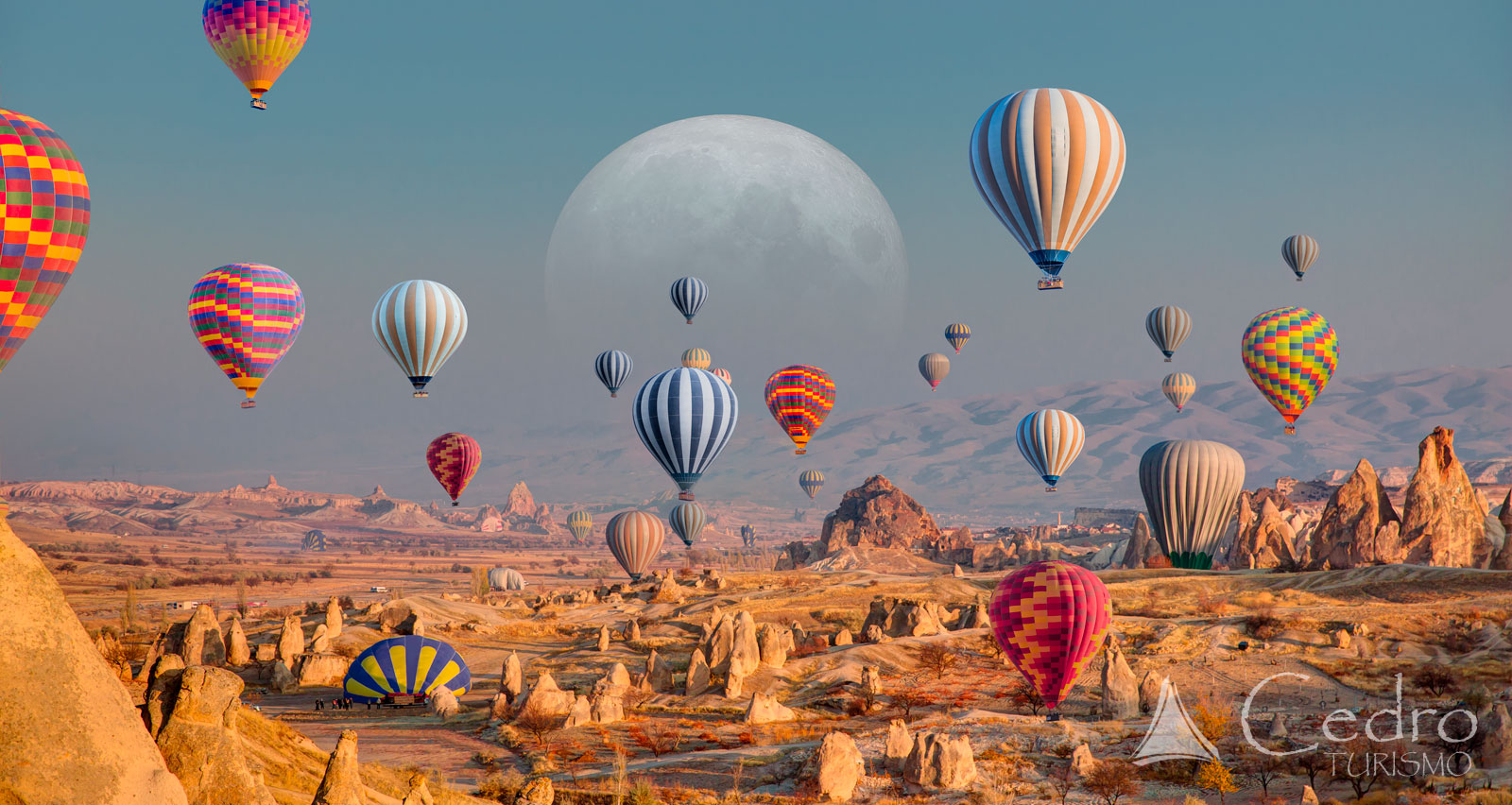 Céu com muitos balões de passageiros Turquia